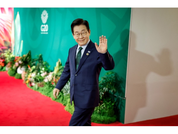 South Korea's President Lee Jae Myung arrives for the second day of the G20 Leaders' Summit at the Nasrec Expo Centre in Johannesburg on November 23, 2025. (Photo by Marco Longari / Pool / AFP)
