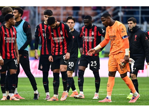AC Milan's French goalkeeper #16 Mike Maignan(R) reacts at the end of the Italian Serie A football match between AC Milan and Sassuolo at the San Siro Stadium in Milan on December 14, 2025. (Photo by Piero CRUCIATTI / AFP)