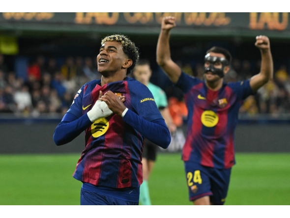 Barcelona's Spanish forward #10 Lamine Yamal celebrates scoring his team's second goal during the Spanish league football match between Villarreal CF and FC Barcelona at La Ceramica Stadium in Vila-real on December 21, 2025. (Photo by JOSE JORDAN / AFP)