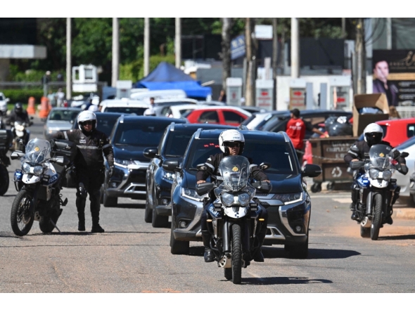 The Federal Police convoy carrying former Brazil president (2029-2023) Jair Bolsonaro, heads to the DF Star Hospital where he will undergo hernia surgery, in Brasillia. (Photo by Evaristo Sa / AFP)