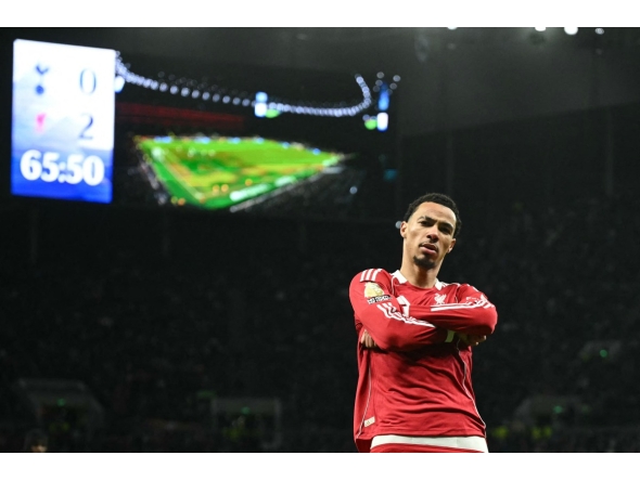 Liverpool's French striker #22 Hugo Ekitike strikes a pose as he celebrates scoring their second goal for 0-2 during the English Premier League football match between Tottenham Hotspur and Liverpool at the Tottenham Hotspur Stadium in London, on December 20, 2025. (Photo by JUSTIN TALLIS / AFP)