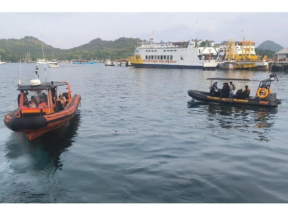 This handout picture taken and released on December 27, 2025 by Labuan Bajo's Indonesian National Search and Rescue Agency (BASARNAS Labuan Bajo) shows members of search and rescue teams prepare to search for missing foreign tourists in the waters of Padar Island, in Labuan Bajo, East Nusa Tenggara, after a tourist boat suffered engine failure and sank. (Photo by Handout / BASARNAS / AFP) 