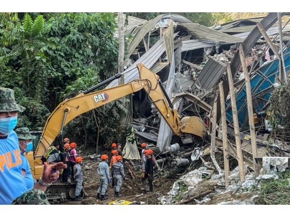 Search and rescue teams look for people after a landslide at the landfill in Barangay Binaliw, Cebu City on January 9, 2026. (Photo by Cheryl Baldicantos / AFP)