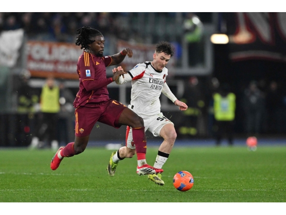 Roma's French midfielder #17 Manu Kone (L) and AC Milan's Belgian midfielder #56 Alexis Saelemaekers (R) fight for the ball during the Italian Serie A football match between AS Roma and AC Milan at the Olympic Stadium in Rome on January 25, 2026. (Photo by Andreas SOLARO / AFP)
