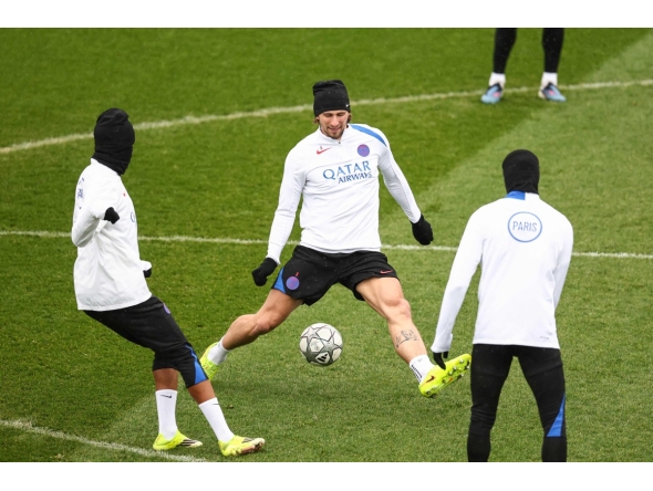 PSG’s Illia Zabarnyi (centre) controls the ball during a training session at the Campus Paris Saint-Germain in Poissy, yesterday. 