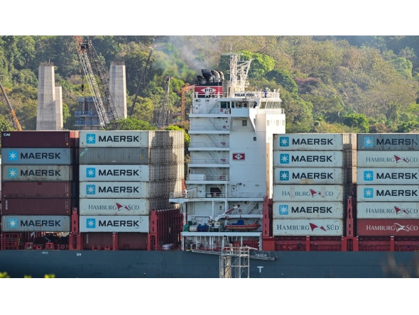 A cargo ship transports containers of the Danish company Maersk in front of the port of Balboa in Panama City January 30, 2026. Photo by Martin Bernetti / AFP
