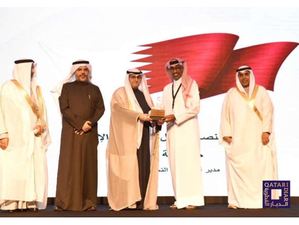 Senior Manager of the City Control and Smart Operations Center at Qatari Diar, Eng. Khalifa Al Mana, receiving the award from officials in Kuwait.
