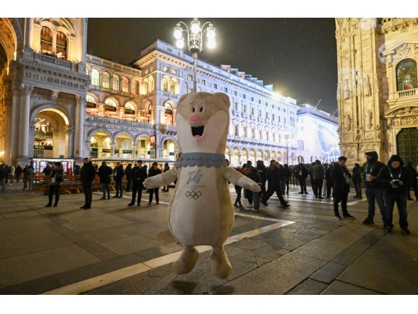 Milo, mascot of the Milano Cortina 2026 Olympics, is pictured at the Piazza Duomo prior to the Olympic Torch Relay in Milan, Italy, on February 5, 2026, on the eve of the opening of the Milano Cortina 2026 Winter Olympic Games. (Photo by Piero Cruciatti / AFP)
 