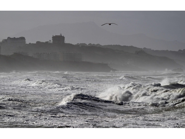 Waves crash near the Plage des Basques in Biarritz, as the storm named Nils hits southwestern France coastline on February 12, 2026. (Photo by Gaizka IROZ / AFP)