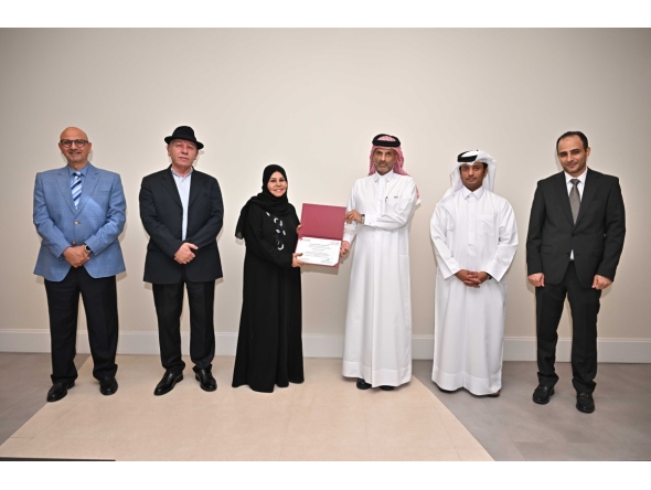 QICCA Vice Chairman Sheikh Dr. Thani bin Ali Al Thani presenting a cerificate to one of the trainees in the presence of other officials.