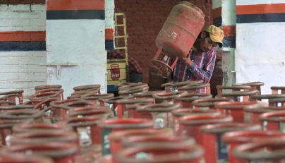A  delivery staff carries liquefied petroleum gas (LPG) cylinders at a distribution centre in Amritsar on March 10, 2026. (Photo by Narinder Nanu / AFP)