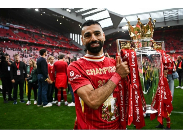 (Files) Liverpool's Egyptian striker #11 Mohamed Salah celebrates with the Premier League trophy on May 25, 2025. (Photo by Paul Ellis / AFP)