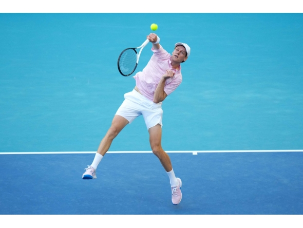 Jannik Sinner returns a shot against Alex Michelsen. 