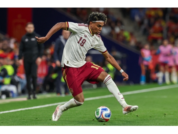 Spain's forward #19 Lamine Yamal controls the ball during the international friendly football match between Spain and Egypt at RCDE Stadium in Cornella de Llobregat, near Barcelona, on March 31, 2026. (Photo by Lluis Gene / AFP)