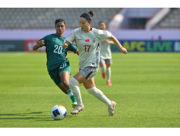Xie Zongmei (R) of China vies with Sauravi Akanda Prity of Bangladesh during the group A match between China and Bangladesh in the 2026 AFC U20 Women's Asian Cup in Nonthaburi, Thailand (Rachen Sageamsak / Xinhua)