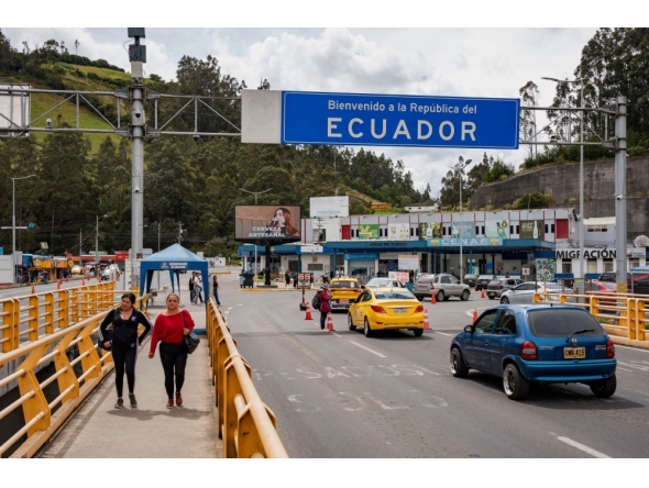 (Files) Vehicles and people cross the Rumichaca International Bridge on the Colombia-Ecuador border, in Ipiales, Narino department, Colombia, on January 21, 2026. (Photo by Reicarmyr Canizares / AFP)