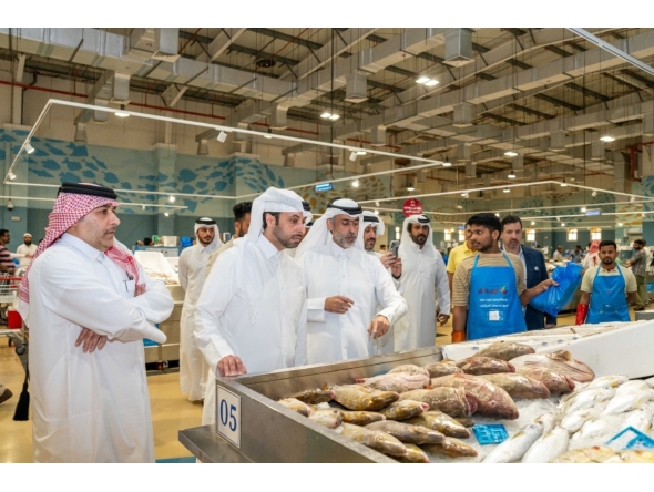 Minister of Municipality H E Abdullah bin Hamad bin Abdullah Al Attiyah with other officials during their visit to Umm Salal Central Market.