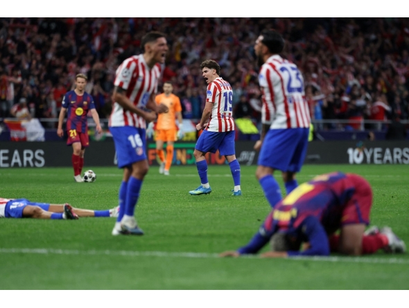 Atletico Madrid's Argentine forward #19 Julian Alvarez (C) and teammates celebrate at the end of the UEFA Champions League quarter final second leg football match between Club Atletico de Madrid and FC Barcelona at Metropolitano Stadium in Madrid on April 14, 2026. (Photo by Thomas COEX / AFP)