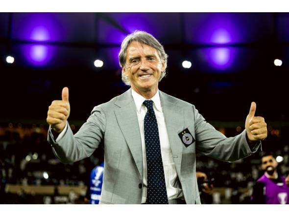 Roberto Mancini gestures after Al Sadd beat Al Hilal in the Round of 16 on Monday night. RIGHT: Al Sadd players celebrate their victory after penalty shootout. 