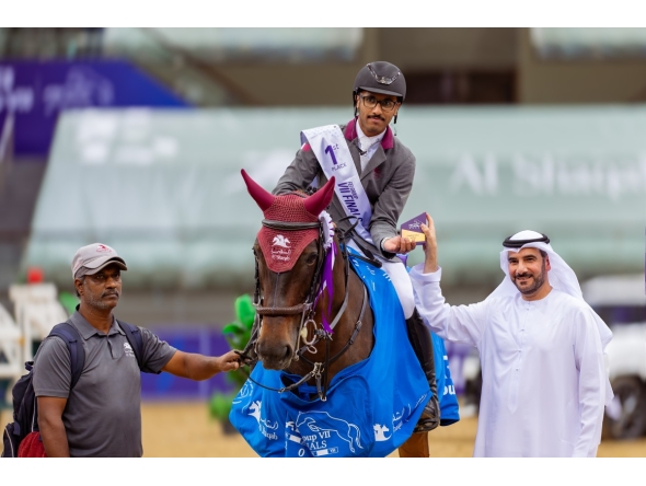 President of Regional Group VII of the International Federation for Equestrian Sports Sultan Mohammed Al-Yahyaei presents the trophy to Qatar’s Saad Ahmed Al Saad. 