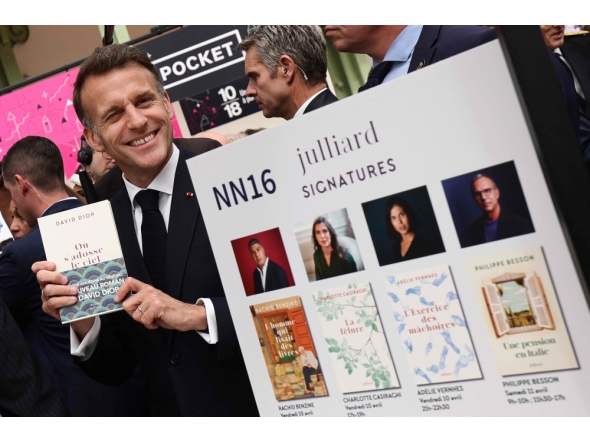 French President Emmanuel Macronvisits the Paris Book Fair at the Grand Palais in Paris on April 17, 2026. The fair, which runs until April 19, spotlights comic books as its central theme. (Photo by Teresa SUAREZ / POOL / AFP)
