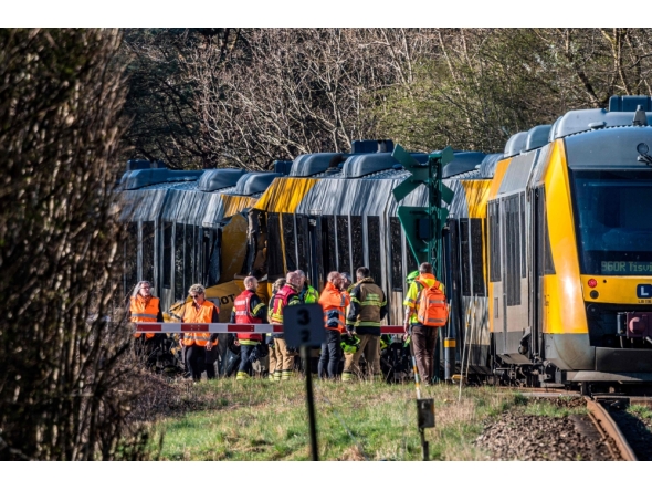 DENMARK-TRANSPORT-RAILWAY-ACCIDENT
Rescue workers stand near two trains that collided between the towns of Hillerod and Kagerup, north of Copenhagen, leaving many injured, on April 23, 2026. The accident happened between the towns of Hillerod and Kagerup, about 40 kilometers (25 miles) from Copenhagen. 
(Photo by Steven Knap / Ritzau Scanpix / AFP) / Denmark 