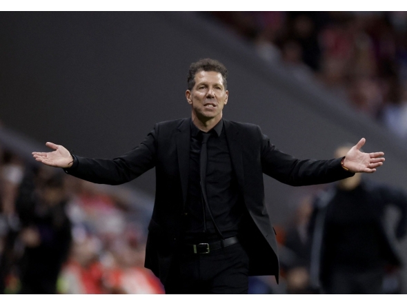Atletico Madrid's Argentine coach Diego Simeone gestures on the touchline during the Spanish league football match between Club Atletico de Madrid and Athletic Club Bilbao at the Metropolitano stadium in Madrid on April 25, 2026. (Photo by Oscar DEL POZO / AFP)

