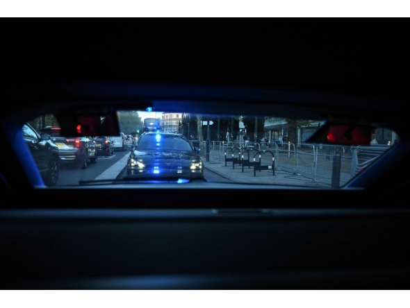Metropolitan Police interceptor vehicles move through traffic towards the scene of a mobile phone theft in central London April 25, 2026. Photo by Ben STANSALL / AFP