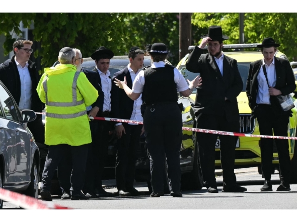 TOPSHOT-BRITAIN-CRIME-POLICE-RELIGION
Local residents look on from outside a cordoned off area in the Golders Green neighbourhood of north London on April 29, 2026, following the stabbing to two people nearby.
 (Photo by JUSTIN TALLIS / AFP)