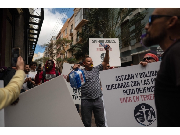 Dockers hold banners reading 'Without protocol, no safety' as they protest against the arrival of a cruise ship affected by hantavirus in Santa Cruz de Tenerife on May 8, 2026. Photo by JORGE GUERRERO / AFP