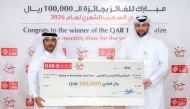 QIIB’s Head of Products Talal al-Jaidah presenting the winner Amer Ali al-Hebshi with a cheque representing the prize amount during a ceremony held at the bank’s headquarters.