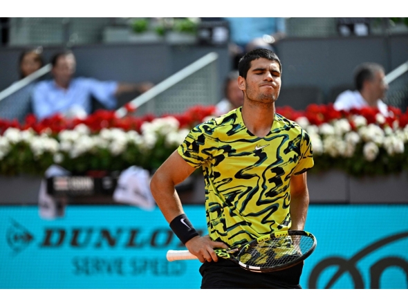 (FILES) Spain's Carlos Alcaraz reacts during his 2023 ATP Tour Madrid Open tennis tournament singles match against Finland's Emil Ruusuvuori at the Caja Magica in Madrid on April 28, 2023. Carlos Alcaraz announced his withdrawing from Wimbledon, AFP reports on May 19, 2026. (Photo by JAVIER SORIANO / AFP)
