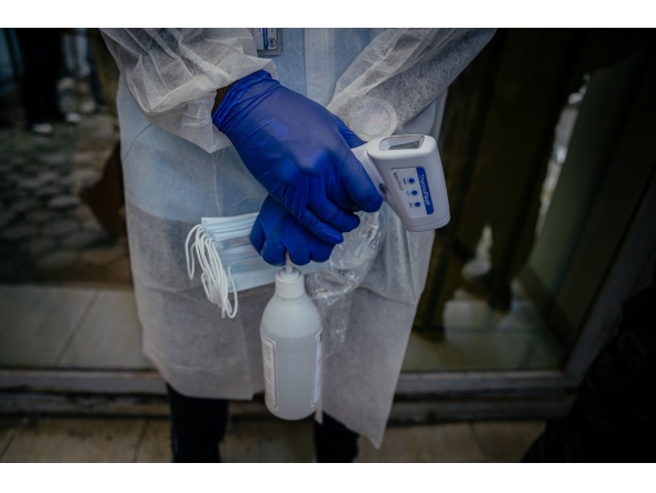  A health worker monitors visitors arriving at the Rodolphe Mérieux Laboratory, National Biomedical Research Institute (INRB) in Goma, on May 19, 2026. (Photo by Jospin Mwisha / AFP)
