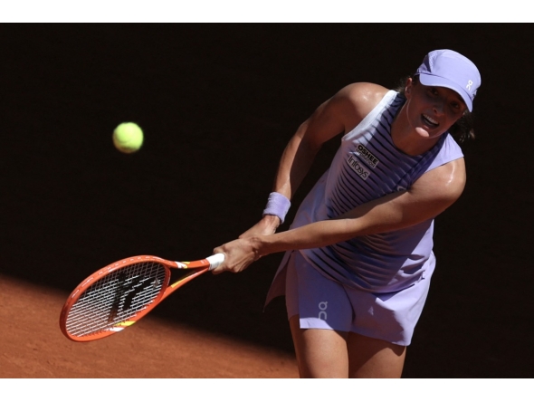Poland's Iga Swiatek plays a backhand return to Czech Republic's Sara Bejlek during their women's singles match on day 4 of the French Open tennis tournament on Court Philippe-Chatrier at the Roland-Garros Complex in Paris on May 27, 2026. (Photo by Thomas SAMSON / AFP)