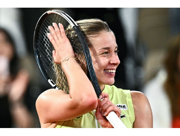 Poland's Maja Chwalinska celebrates after winning against Russia's Diana Shnaider at the end of their women's semi final singles match on day 12 of the French Open tennis tournament on Court Philippe-Chatrier at the Roland-Garros Complex in Paris on June 4, 2026. (Photo by JULIEN DE ROSA / AFP)
