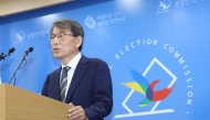 Rho Tae-ak, chairman of the National Election Commission, speaks as he apologises for the shortage of ballot papers in Gwacheon on June 5, 2026. (Photo by YONHAP / AFP) 