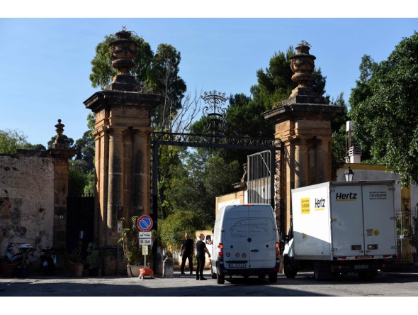 Vans wait to enter Villa Valguarnera, one of the venues hosting the three-day wedding celebrations of British singer Dua Lipa and British actor Callum Turner in Bagheria, near Palermo, Sicily, on June 4, 2026. Photo by ALESSANDRO FUCARINI / AFP