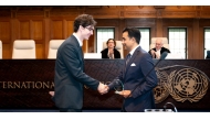 Ambassador of Qatar to the Kingdom of the Netherlands H E Dr. Mutlaq bin Majid Al Qahtani presented the awards to the top moot court participants.