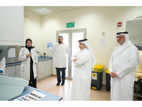 Minister of Environment and Climate Change H E Dr. Abdullah bin Abdulaziz bin Turki Al Subaie inspecting the Environmental Laboratory section during his visit.