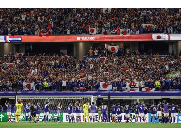 Japan's players reat with supporters after a draw in the 2026 World Cup Group F football match between the Netherlands and Japan at the Dallas Stadium in Arlington on June 14, 2026. (Photo by Aric Becker / AFP)
