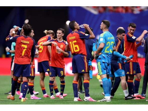 Spain players take a drink during a hydration break in the FIFA World Cup 2026 Group H match between Spain and Cabo Verde at Atlanta Stadium on June 15, 2026 in Atlanta, Georgia. Buda Mendes/Getty Images/AFP 