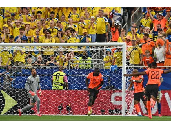 :Netherlands' forward #19 Brian Brobbey (C) celebrates next to Sweden's goalkeeper #23 Kristoffer Nordfeldt (L) after scoring a goal during the 2026 World Cup Group F football match between the Netherlands and Sweden at the Houston Stadium in Houston on June 20, 2026. (Photo by RONALDO SCHEMIDT / AFP)