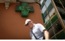 A tourist walks past a sign that reads 42 degrees Celsius in Palma de Mallorca on June 20, 2026, on the eve of the start of the first official heatwave of this summer. Photo by Jaime REINA / AFP