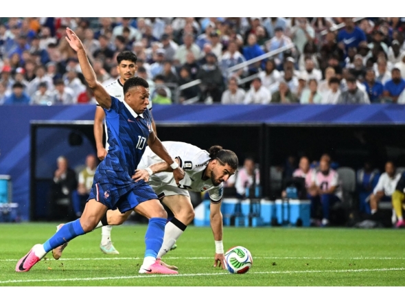 France's forward #10 Kylian Mbappe and Iraq's defender #05 Hashim Akam Rahman fight for the ball. (Photo by Roberto Schmidt / AFP)