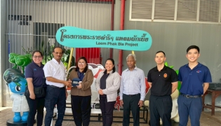 Members of the delegation and Thai embassy officials in Qatar visiting the Laem Phak Bia Project in Thailand.
