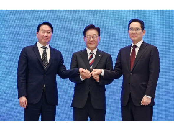 Republic of Korea President Lee Jae Myung (C), Samsung Electronics Chairman Lee Jae-yong (R) and SK Group Chairman Chey Tae-won (L) after a briefing announcement of public-private collaboration projects at the presidential Blue House in Seoul on June 29, 2026. (Photo by Kim Min-Hee / Pool / AFP)