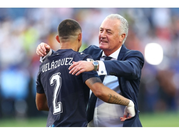 Gustavo Alfaro, Head Coach of Paraguay, embraces Gustavo Velazquez #2 after the penalty shootout win during the FIFA World Cup 2026 Round Of 32 match between Germany and Paraguay at Boston Stadium on June 29, 2026 in Foxborough, Massachusetts. (Photo by ROBERT CIANFLONE / GETTY IMAGES NORTH AMERICA / Getty Images via AFP)
