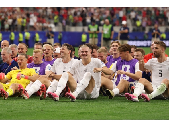 Erling Haaland #9 of Norway and teammates celebrate with fans after the 2-1 win during the FIFA World Cup 2026 Round Of 32 match between Cote d'Ivoire and Norway at Dallas Stadium on June 30, 2026 in Arlington, Texas. (Photo by Lars Baron / GETTY IMAGES NORTH AMERICA / Getty Images via AFP)