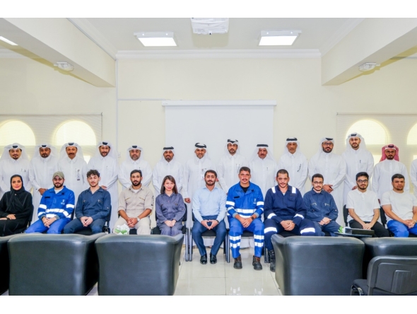 Undersecretary for Public Services Affairs at the Ministry of Municipality Eng. Abdullah bin Ahmed Al Karani with other officials and students during the event.