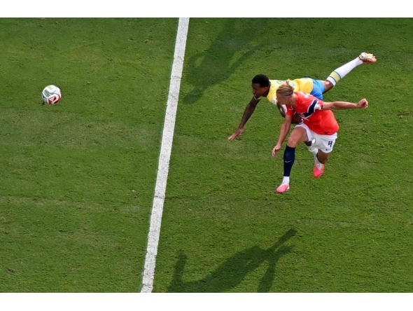 Norway's forward #09 Erling Braut Haaland (R) scores his teamｴs first goal during the 2026 World Cup round of 16 football match between Brazil and Norway at the New York/New Jersey Stadium in East Rutherford on July 5, 2026. (Photo by Jewel SAMAD / AFP)